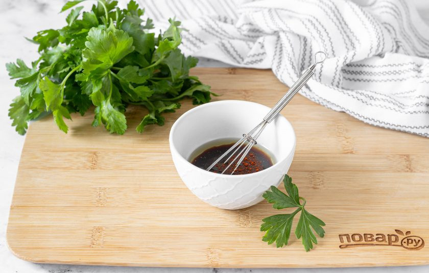 1. Этап. Маринованные помидоры с зеленью: Для маринада соедините соевый соус с винным уксусом и оливковым маслом. Добавьте горчицу, соль, сироп топинамбура, сахар, черный и красный молотый перец. Перемешайте до однородной консистенции.