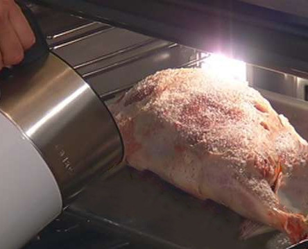 1. Этап. Нога ягненка запеченная: Отправляем мясо на противень, смазанный маслом. Доливаем половину стакана воды, чтобы нога не подгорела. Запекаем 30-40 минут при 220 С.