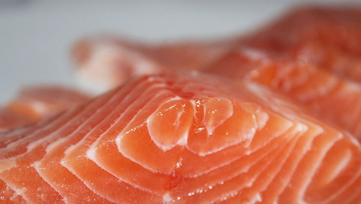 1. Этап. Красная рыба в кляре: 3. Кусочки должны получиться не менее 3 сантиметров в ширину.