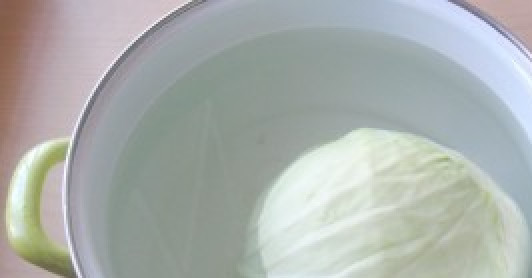 1. Этап. Голубцы консервированные: 1. Ставим воду в большой кастрюле на огонь, доводим ее до кипения и солим по вкусу. Берем капусту среднего размера и опускаем ее в кипяток. После этого снимаем поочередно листья.