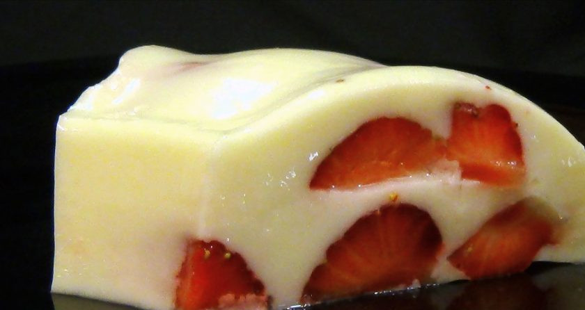 1. Этап. Молочно-сливочное желе с ягодами: 5. Окуните форму с десертом в горячую воду и переложите желе на блюдо. Приятного аппетита!