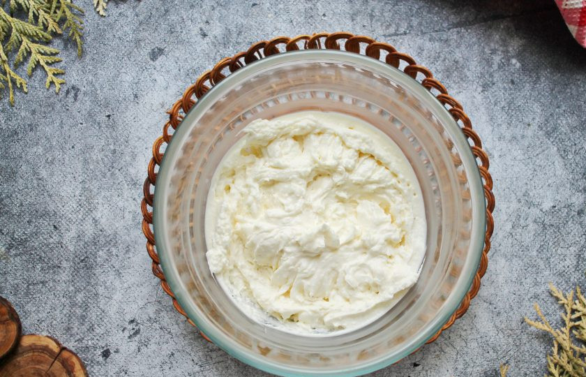 1. Этап. Капкейки с печеньем Орео: В миску выложите творожный сыр, сахарную пудру, влейте сливки и взбейте в пышный крем.