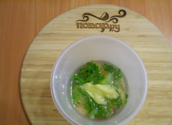 1. Этап. Зеленый коктейль со сливой: В чашу блендера сложите все ингредиенты и измельчите. Для этого подойдет стационарный блендер. С погружным будет сложно.