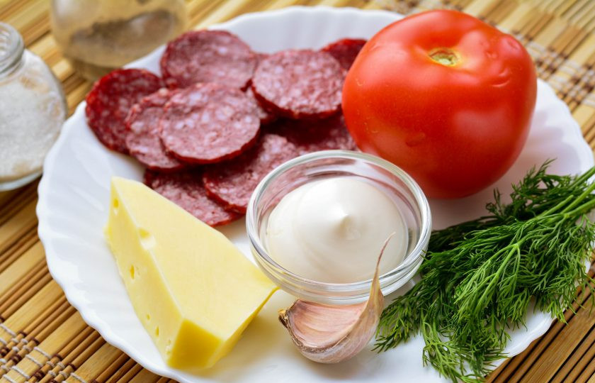 1. Этап. Грузинский салат с колбасой и помидорами: Подготовьте ингредиенты для приготовления грузинского салата с колбасой и помидорами.