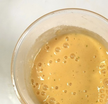 1. Этап. Смузи Зимние витамины: Влить кефир и пробить ещё раз. Я взяла 250 мл кефира, так можно пить его с трубочки. Хотите кушать ложкой, возьмите немного меньше кефира.