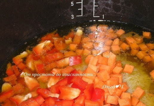 1. Этап. Рождественская индоутка с рисом и овощами: Затем кубиками нарезанные морковь и перец, перемешайте.