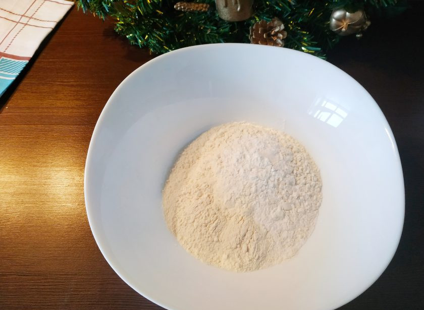 1. Этап. Цзяоцзы: В глубокую миску всыпьте муку и крахмал, хорошо все перемешайте.