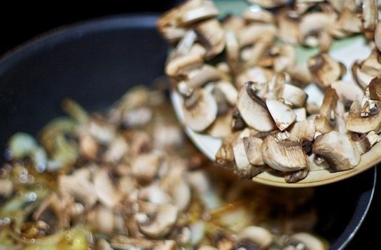 1. Этап. Постный плов с грибами: В глубокой сковороде или казане разогреем растительное масло и на сильном обжарим грибы - сначала они дадут много жидкости, но вскоре она выпарится, и грибочки начнут поджариваться. Не забывайте их помешивать и немного присолить!:)