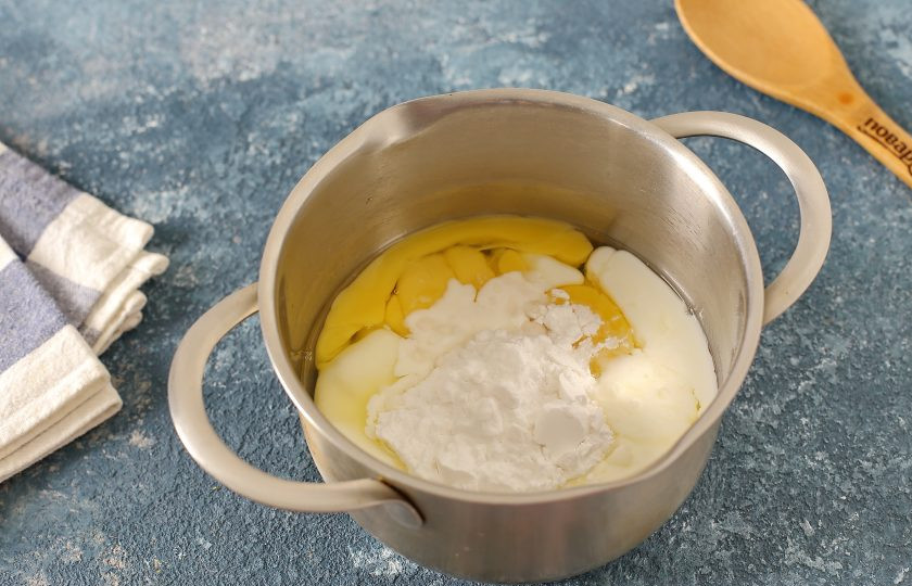 1. Этап. Налистники без муки: Соедините кефир, яйца, сахар, соль, крахмал и соду.