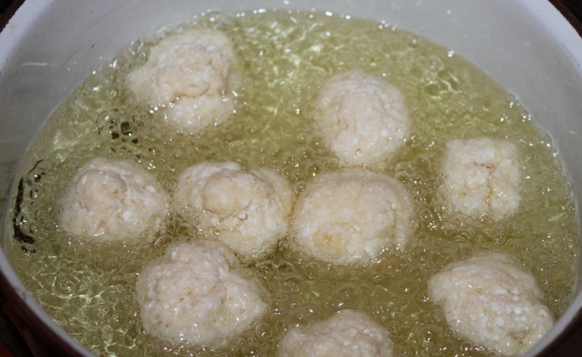 1. Этап. Пончики из творога классические: 8. Сковороду ставлю на огонь, наливаю большое количество подсолнечного масла. На раскаленную поверхность чайной ложкой выкладываю тесто. Обжариваю с двух сторон до румяной корочки.