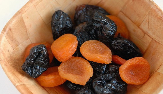 1. Этап. Телятина в вине: Промойте сухофрукты.