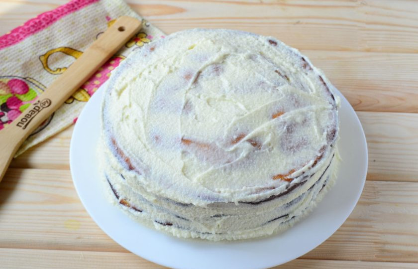 1. Этап. Торт Министерский: Сверху и по бокам также смажьте остатками крема.