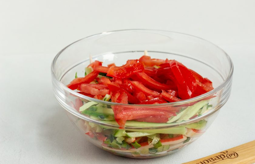 1. Этап. Салат Лайт: И нарезанные соломкой помидоры без сока и семян.