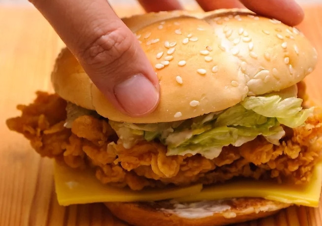 1. Этап. Бургеры дома: Сверху добавьте листья салата, накройте второй частью булочки и слегка прижмите. Все готово.