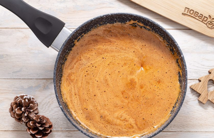 1. Этап. Имбирное печенье на Новый год Змеи: Добавьте кленовый сироп, размешайте до однородности. Затем добавьте соду. Смесь должна сразу стать светлее и пышнее.