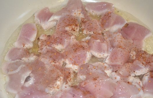 1. Этап. Гуляш из куриного филе: Разогреваем на сковороде растительное масло, обжариваем нарезанное куриное филе.