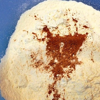 1. Этап. Медовое печенье: В миску просеиваем муку, соль, корицу и разрыхлитель (или соду, если нет разрыхлителя).