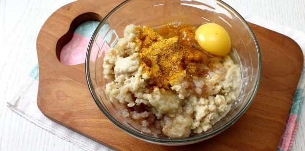 1. Этап. Рыба по-уральски: В полученный фарш вбейте сырое куриное яйцо, посолите и поперчите по вкусу. Добавьте любую приправу для рыбы. Тщательно перемешайте фарш.