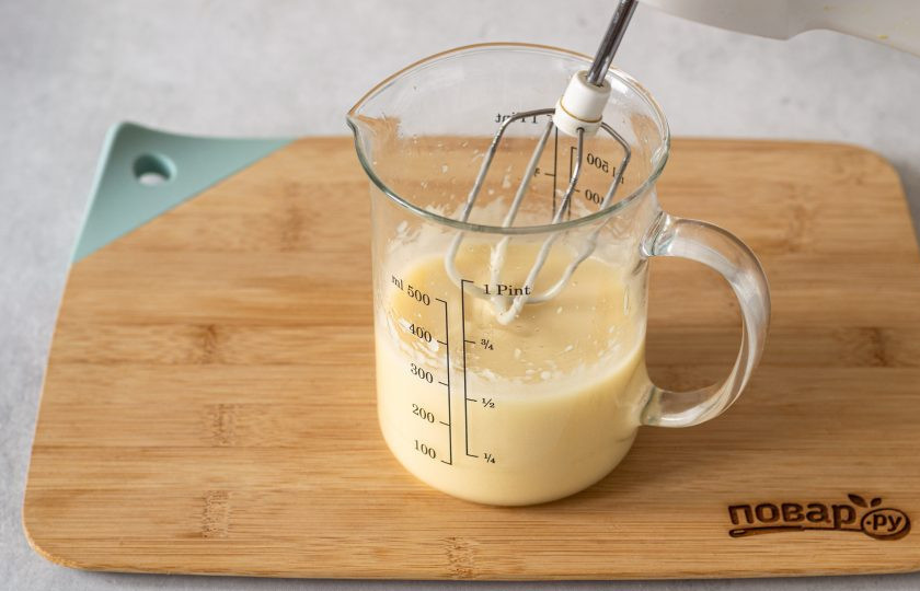 1. Этап. Постный яблочный майонез: Затем постепенно вливайте растительное масло. Делать это лучше медленно, по столовой ложке. Не добавляйте следующую порцию масла, пока предыдущая не взобьется до однородной консистенции.