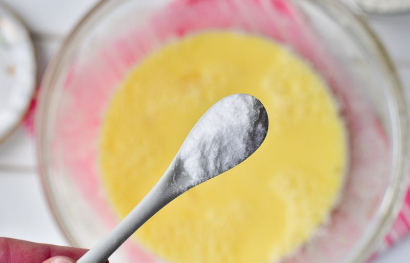 1. Этап. Оладьи на кефире с кипятком: Перемешайте и добавьте соду.