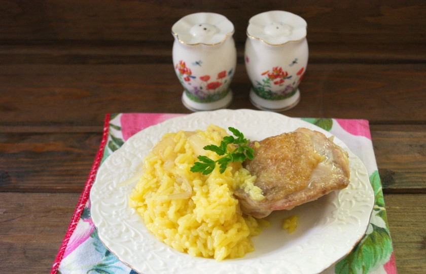 1. Этап. Рис с курицей и ананасами: Подлейте немного воды, чтоб все равномерно соединилось. Выключаем. На каждую порционную тарелку выкладываем рис с ананасами. Добавляем по кусочку куриного мяса. Подаем к столу.