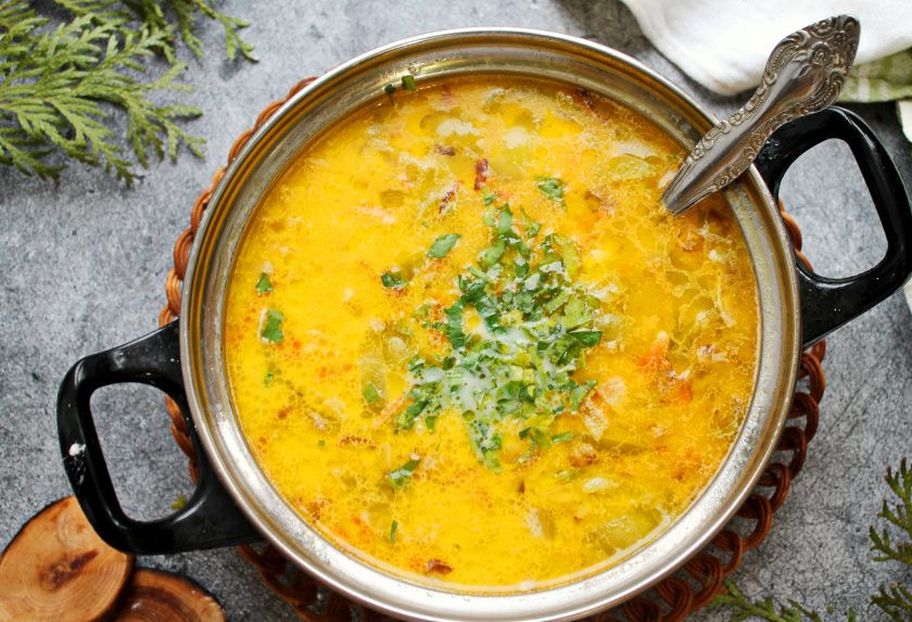 1. Этап. Сырный суп с курицей и болгарским перцем: Добавьте в сырный суп с курицей и болгарским перцем нарезанную зелень. Доведите суп до кипения и снимите с плиты.