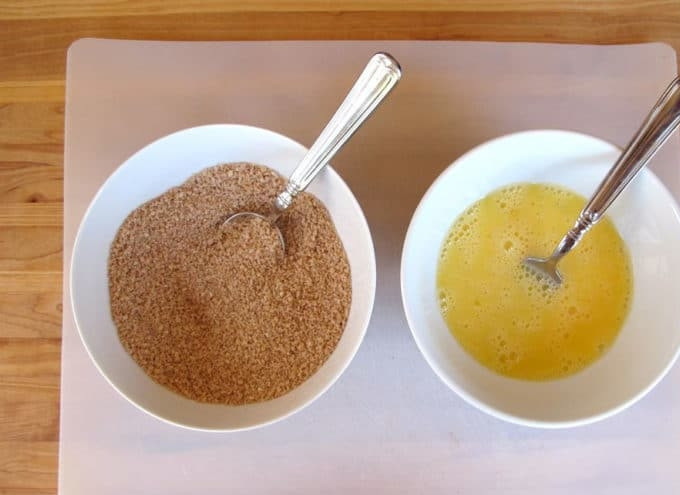 1. Этап. Курица в панировке с соусом: 2. Подготовьте две тарелки. В одной смешайте яйца с водой, а в другой сухари с солью, паприкой и кунжутом.