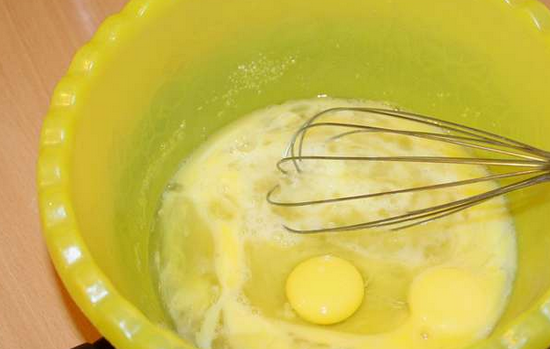 1. Этап. Торт Белый трюфель: Сахар и яйца смешиваем и ставим на водяную баню. Взбиваем массу венчиком, растворяя сахар.