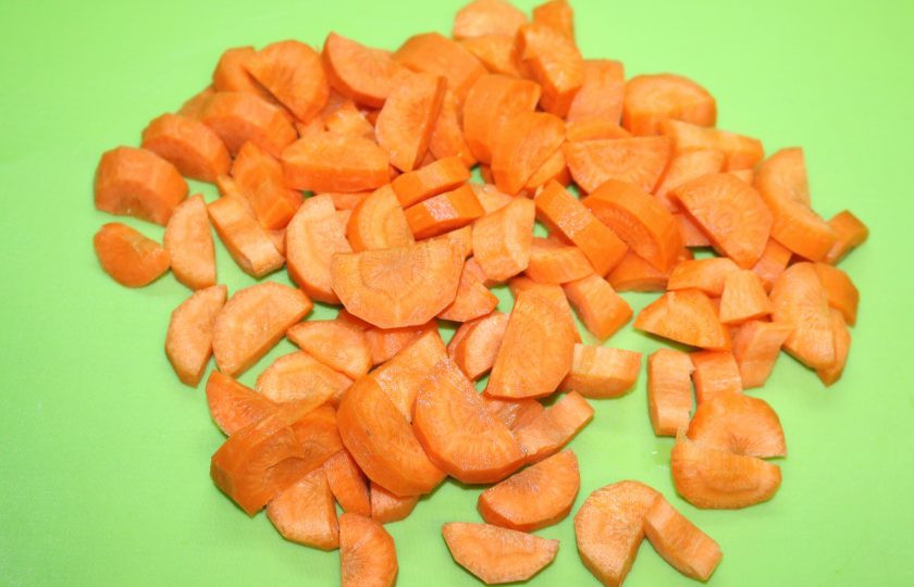 1. Этап. Фасоль с колбасками: Морковь нарежьте полукружками.