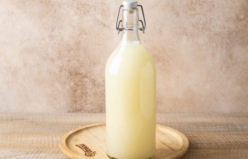 1. Этап. Имбирный квас: Процедите получившуюся смесь через марлю. Перелейте в бутылку с бугельной крышкой. Закройте ее и оставьте на 2 дня в тёплом месте.