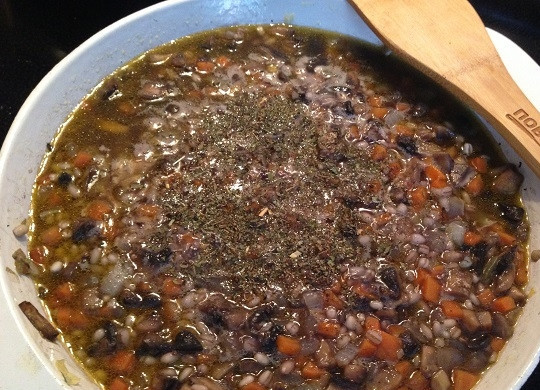 1. Этап. Перловая каша с грибами и беконом: 7. И сразу же, как залили крупу водой, добавим соль, перец и базилик.