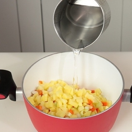 1. Этап. Лапша с говядиной и овощами: Наливаем 2 литра воды.