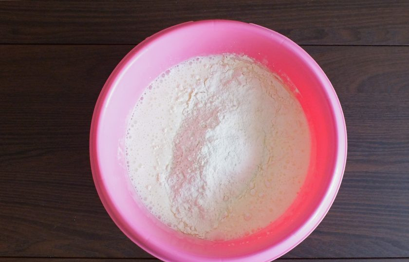 1. Этап. Сахарный пирог с яблоками: Добавьте муку, разрыхлитель для теста. Взбейте миксером до однородного состояния. Тесто должно получиться густым, однородным, но тем не менее иметь льющуюся консистенцию.