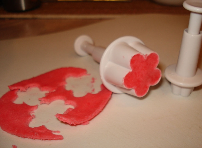 1. Этап. Бисквитный торт с мастикой: Если у вас есть мастика другого цвета - хорошо, если нет, то имеющуюуся белую можно слегка подкрасить при помощи свекольного сока. Из этой мастики мы делаем украшения: лепестки цветов. Вырезать их можно при помощи специального ножа-насадки.