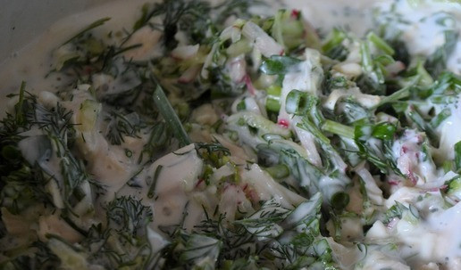 1. Этап. Окрошка с курицей: Залить всё кефиром, перемешать. Кастрюлю накрыть крышкой и поставить в холодильник перед подачей.