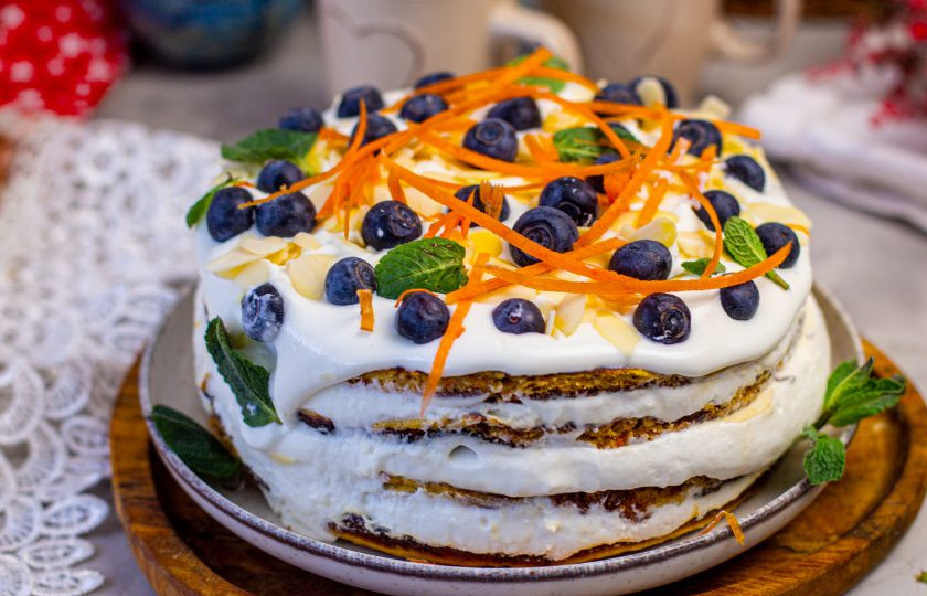 1. Этап. Торт морковный на сковороде: Я украсила ягодами и миндальными хлопьями.