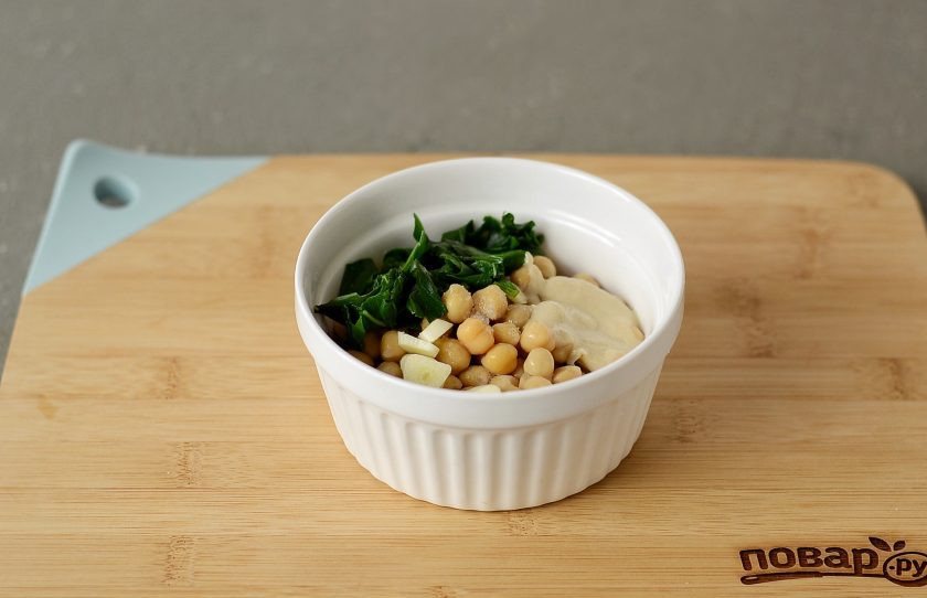 1. Этап. Хумус с базиликом: Чеснок очистите от шелухи, нарежьте ломтиками. Из лимона выжмите сок. Соедините все ингредиенты вместе.