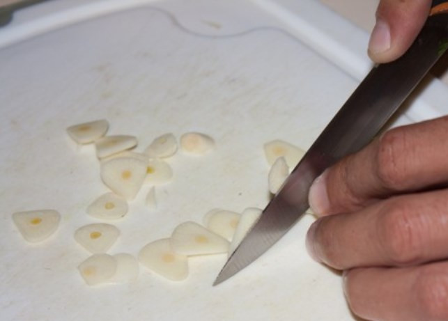 1. Этап. Куриная грудка в омлете: Потрите сыр, а чеснок нарежьте пластинками.