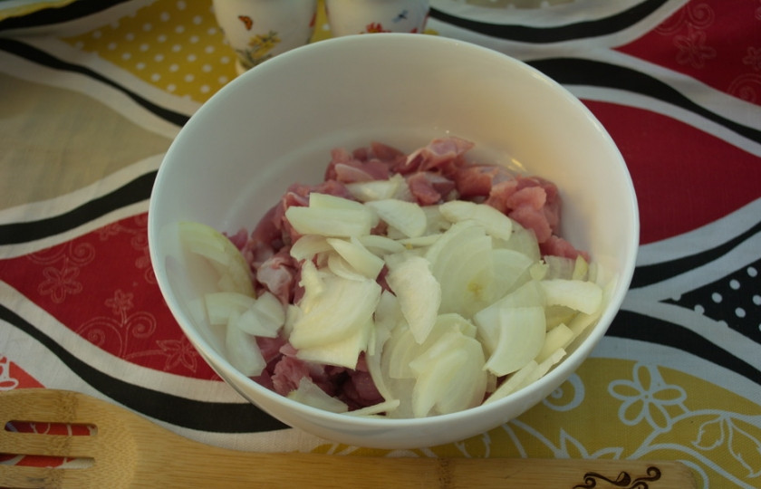 1. Этап. Осетинский пирог Царский: К мясу добавьте нарезанный полукольцами лук.