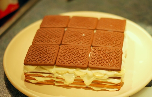 1. Этап. Творожный торт из печенья: Последний слой — печенье, можете взять шоколадное для разнообразия.