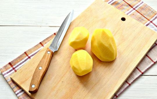 1. Этап. Гороховый суп с курицей: 5. Пока варится горох очистите и измельчите картофель.