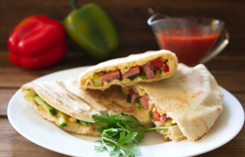 1. Этап. Кесадилья классическая: Подайте кесадилью к столу горячей. Подавать нужно сразу, чтоб овощи не пустили сок и кесадилья не размолка. Мексиканская кухня острая. Часто кесадилью едят, поливая острым соусом