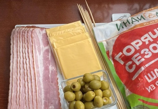 1. Этап. Шашлычки из филе индейки: Для приготовления шашлычков, подготовьте все необходимые ингредиенты.