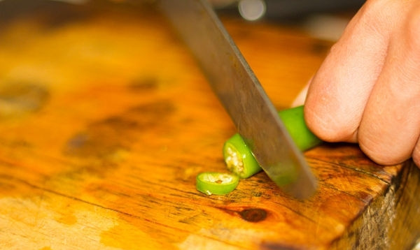 1. Этап. Салат с манго и помидорами: Перец и зеленый лук мелко порезать.