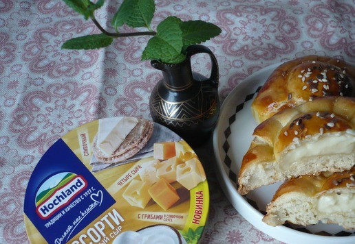 1. Этап. Булочки с плавленым сыром Ассорти: Аромат булочек — невероятный, вкус — чудесный! Можно подавать к столу.