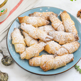 Рогалики песочные с орехами