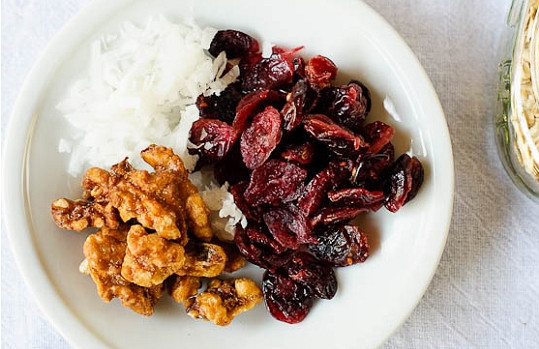 1. Этап. Кефир с сухофруктами и овсяными хлопьями: 2. Добавки можно использовать абсолютно любые, которые вам по душе. Я предлагаю сочетать орешки, сухофрукты или ягоды и кокосовую стружку.