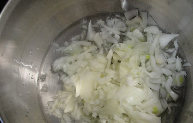 1. Этап. Быстрый супчик: 1. Лук и чеснок измельчим и обжарим на маленьком огне до золотистости.