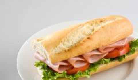 1. Этап. Бутерброды с багетом: Соедините две части вместе с помощью вощеной бумаги. Приятного аппетита!