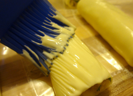 1. Этап. Плавленый сыр с начинкой: Смазываем все начиненные трубочки майонезом.